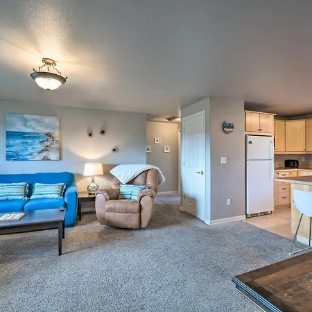 Apartment With Gas Fireplace About Half Mi To Beach!